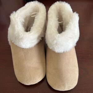 Janie and Jack faux fur tan boots. Size 18-24 month
